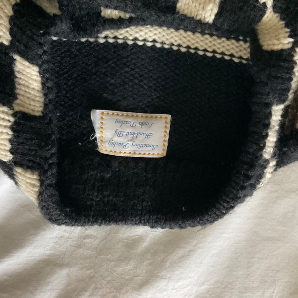 Hand crafted, one of a kind, thick knit Cardigan - Picture 5 of 6